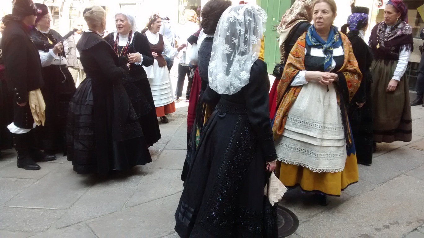 xuntanza de mulleres con traxe galego