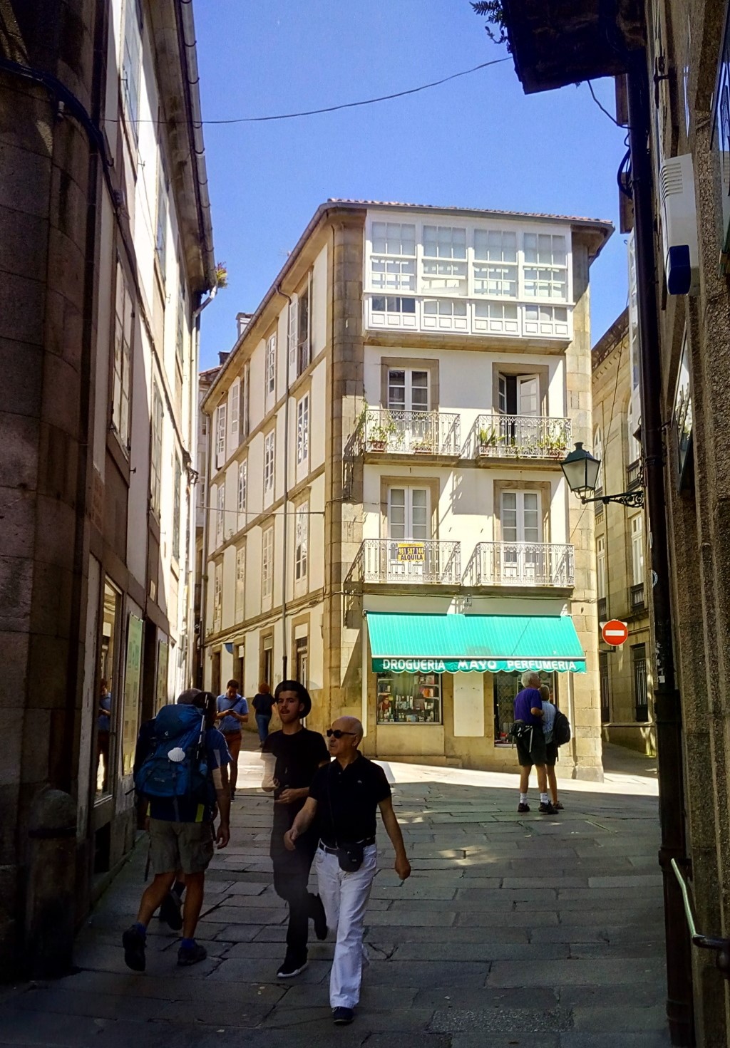 Foto 1- Desde plaza de Cervantes, la Rúa de la algalia de Arriba continua por la salida de la izquierda segú la foto