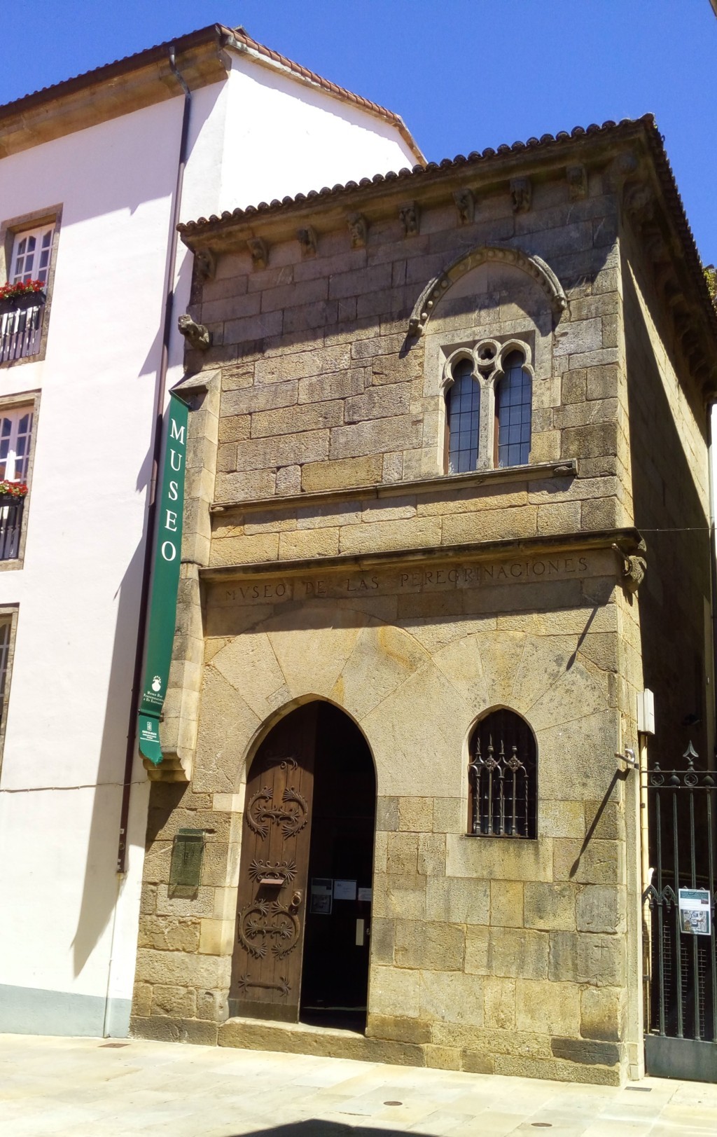 Foto 2 - En la rúa y a la derecha casa Gótica (S. XIV) Tambien conocida como "A Casa do Rei Don Pedro"