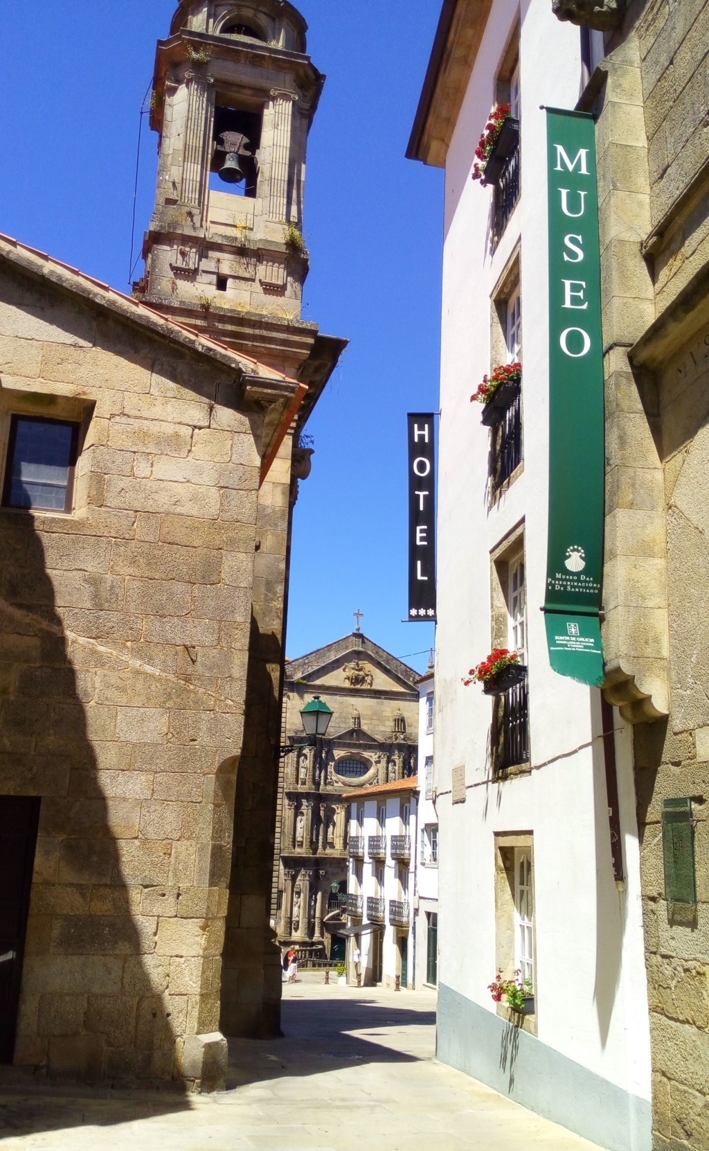 Foto 3 - Entrando en la plaza de San Miguel, a la izquierda iglesia de san Miguel dos Agros