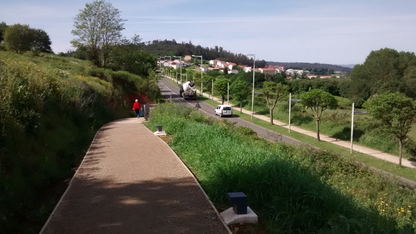Desde el paseo, vista del acceso en rúa Diego Bernal