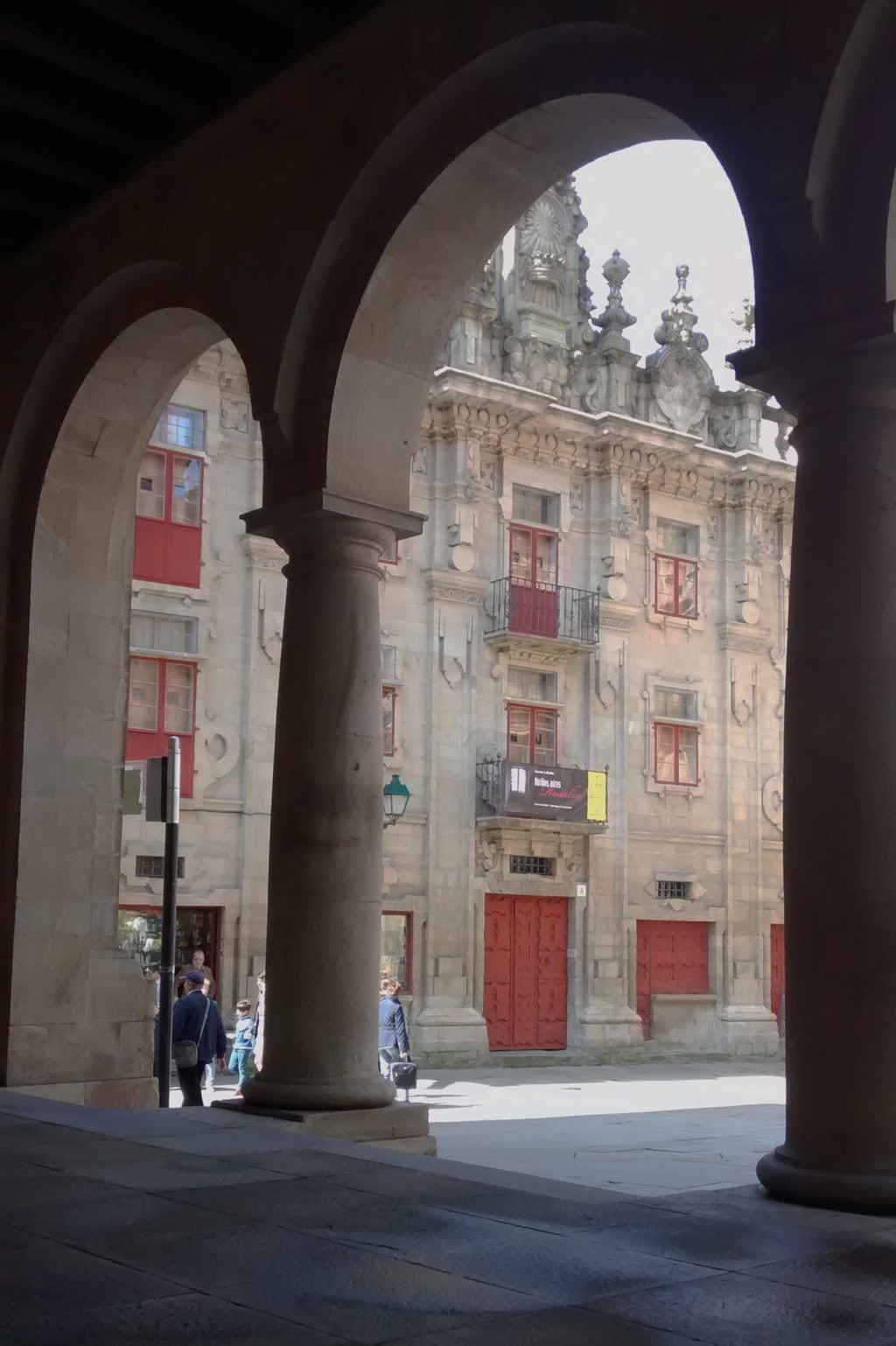 Desde el edificio del Museo de la Peregrinaciones, fachada de la Casa del Cabildo