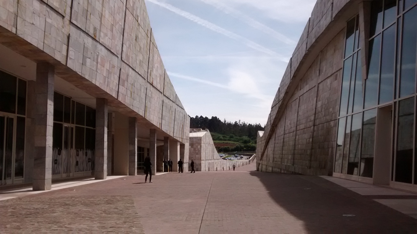 En la foto: A la izquierda Biblioteca y Archivo de Galicia. A la derecha Centro de Emprendimiento Creativo de Galicia