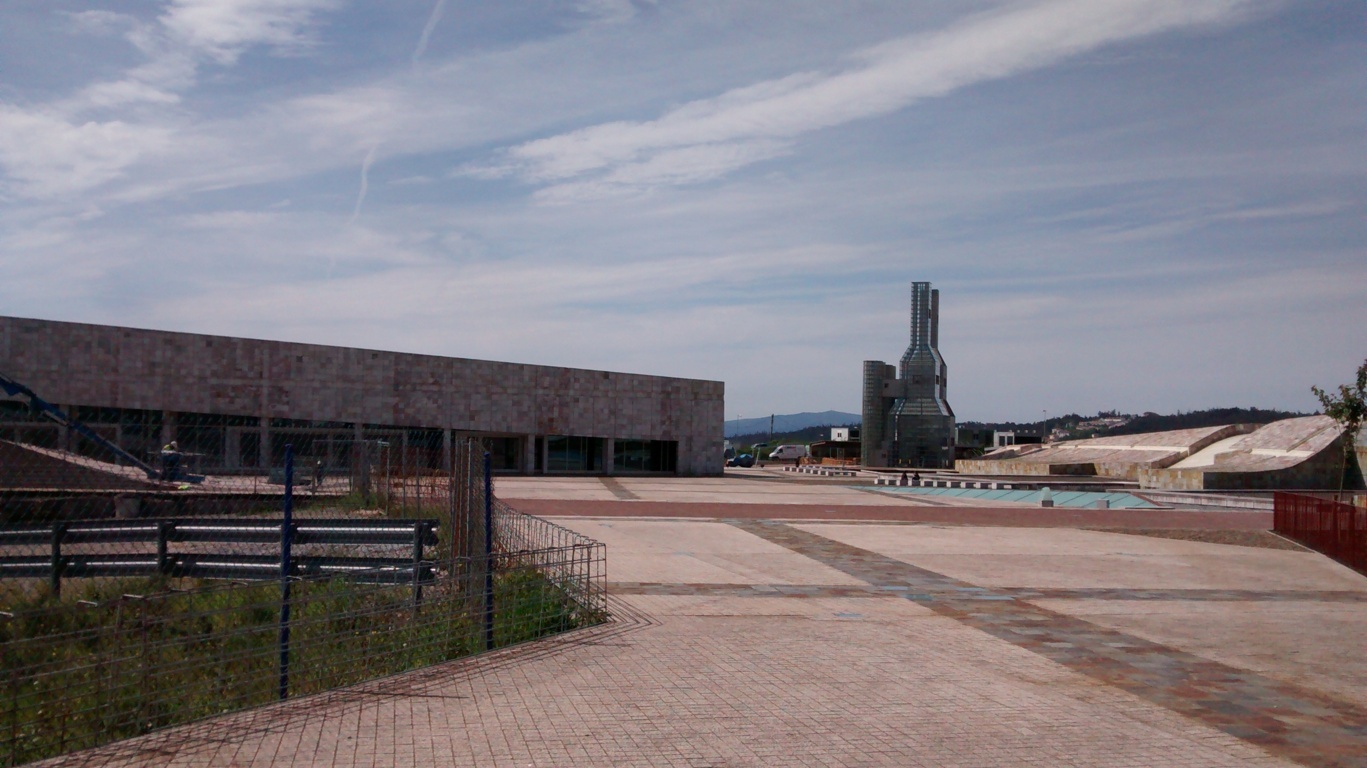 Centro de Emprendimiento Creativo de Galicia y torres de John Hejduk