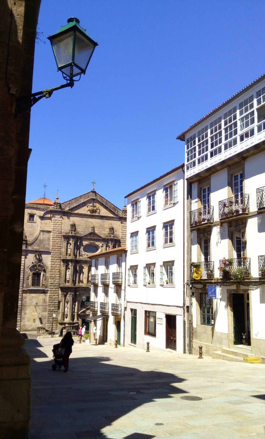Foto 4 - Plaza de San Miguel, al fondo Rúa da Fonte de San Miguel e iglesia del convento de San Martín Pinario