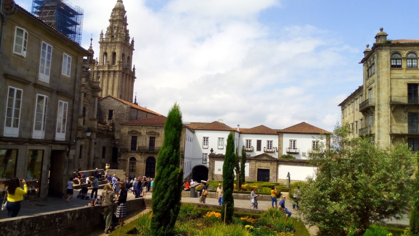 Al fondo de la plaza se encuentra la parte posterior del Pazo de Xelmirez, su fachada principal da frente a la plaza del Obradoiro. Palacio Episcopal mandado construir por el arzobispo Diego Xelmirez S. XVIII