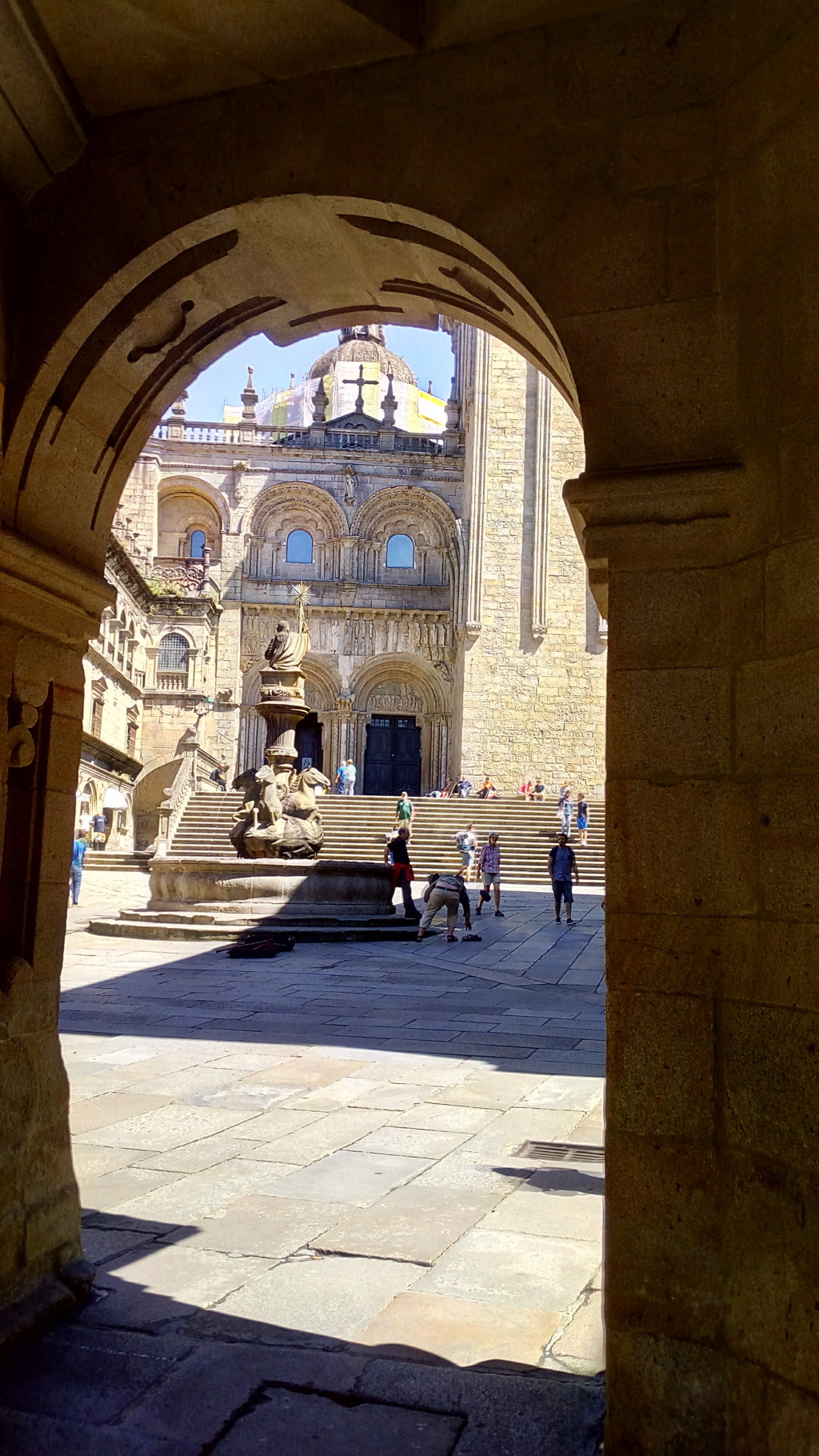 Desde laDesde la Rúa del Villar, vista del la plaza del Toral con su famosa Fuente de los Caballos y al fondo acceso a la Catedral (Único tramo románico que se conserva)