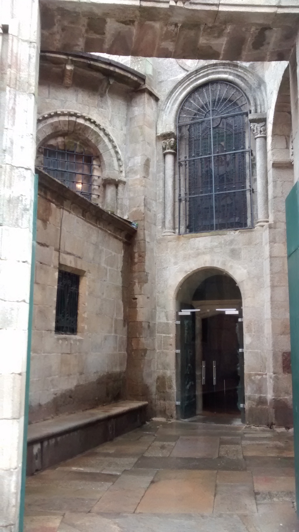 Al interior de la puerta del muro barroco, se encuentra la puerta Santa correspondiente a la catedral románica