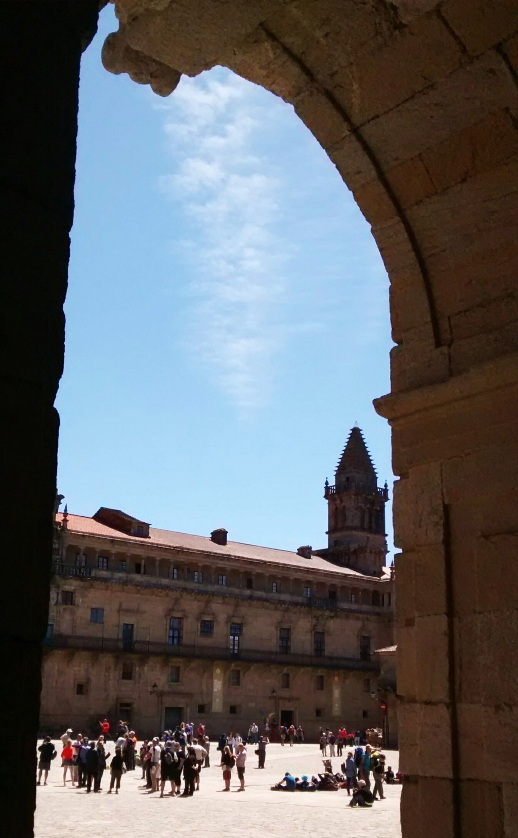 Fachada del claustro de la Catedral y Torre de la Vela desde soportal del Pazo de Raxoi