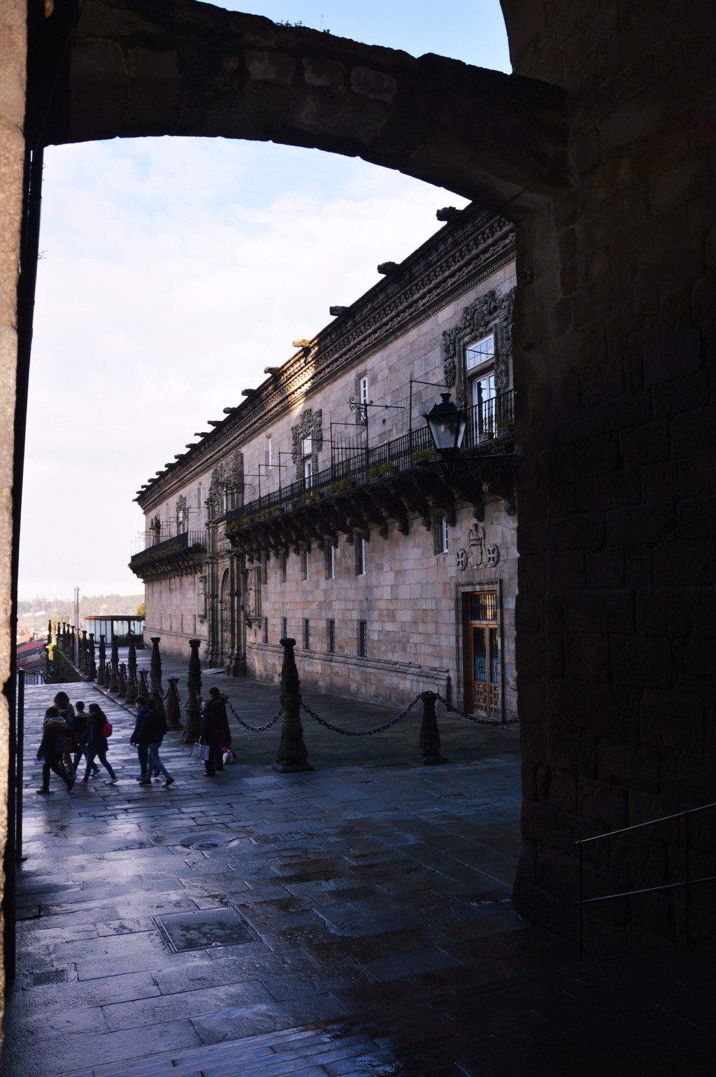 Llegada a la Plaza del Obradoiro desde la plaza de la Inmaculada por el pasadizo que cruza el Pazo de Xelmirez