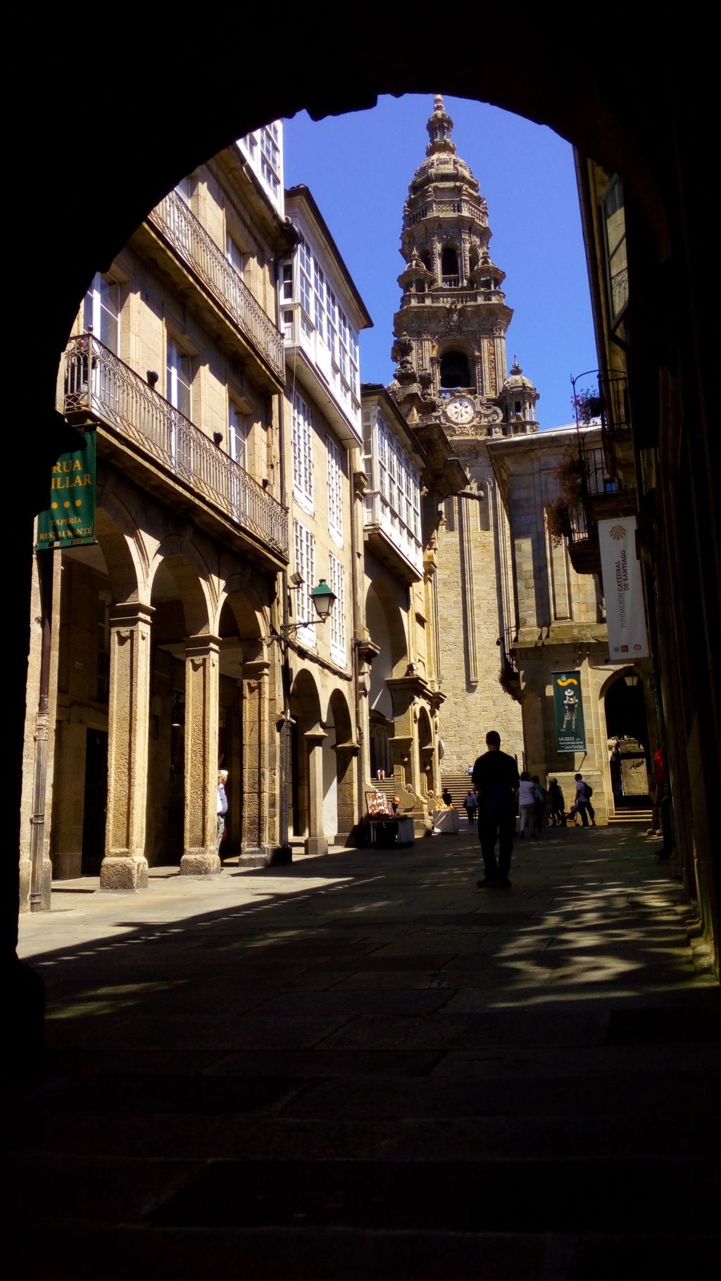 Desde la Rúa del Villar, Torre de la Berenguela o del Reloj (Catedral de Santiago)