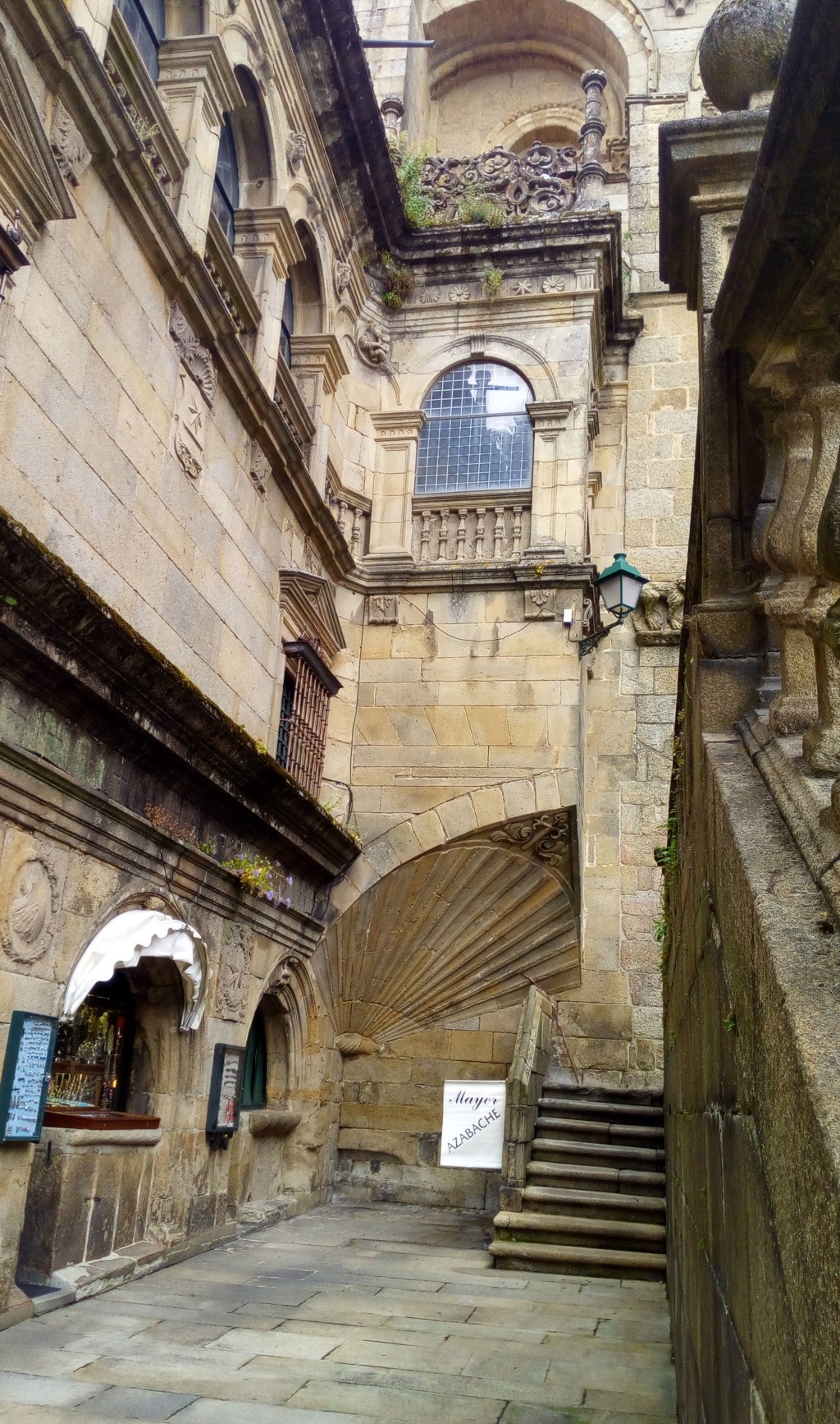 Rincon entre el muro del claustro y la fachada de la Catedral