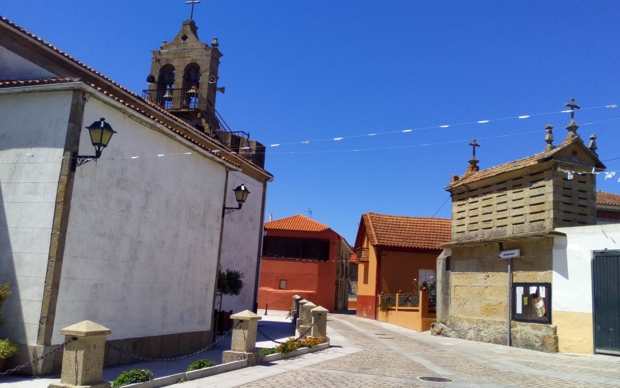 Rúa de la Iglesia y llegada de la Rúa Escorial por la derecha
