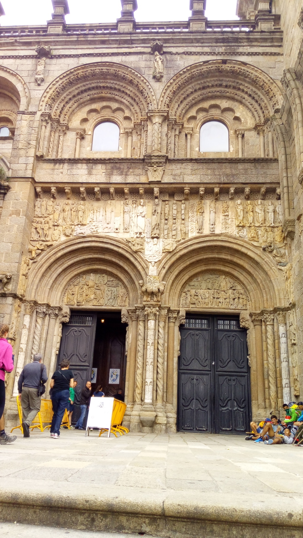 Al Norte, puerta de accose a la catedral desde Platerias. Este tramo comprendido entre el muro del claustro y la Torre del Reloj el el unico trama románico que se conserva  