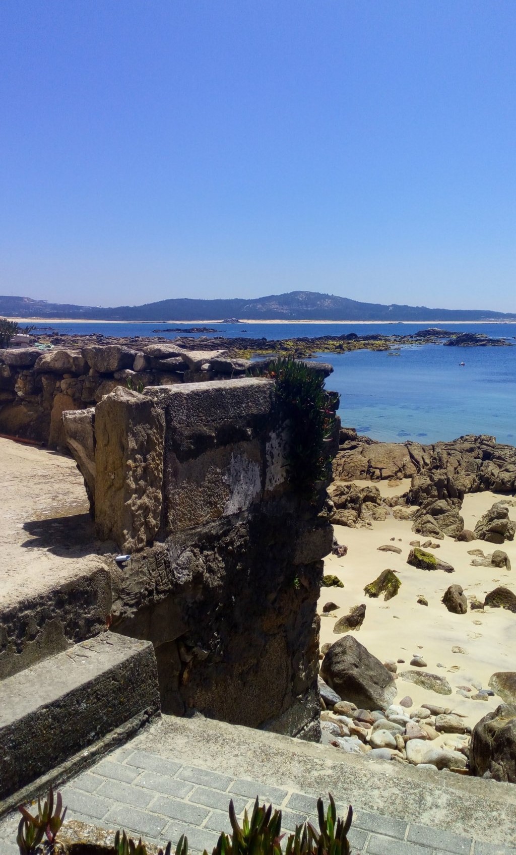 Desde A Roibeiriña, al fondo a la izquierda la playa de Ladeira y a la derecha la playa del Vilar