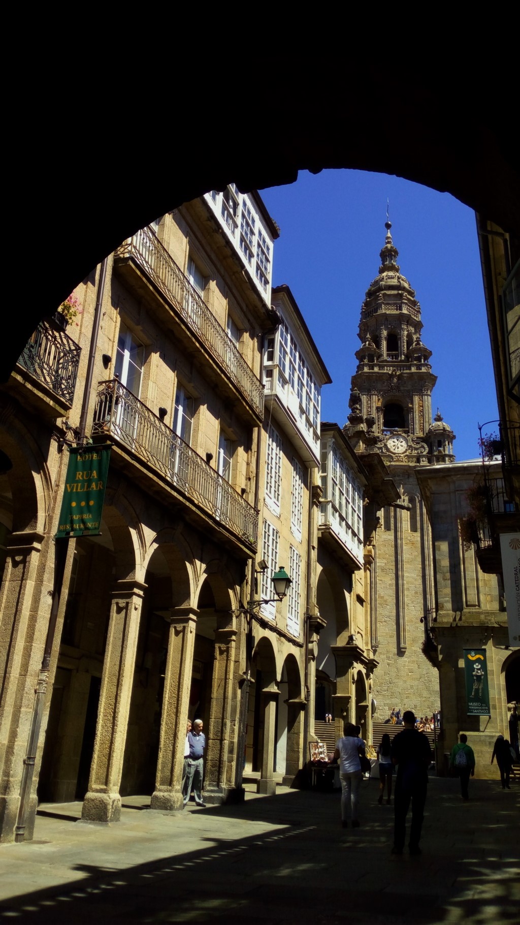 Tramo 15 - Rúa del Villar, al fondo Torre de la Berenguela o del Reloj de la Catedral de Santiago