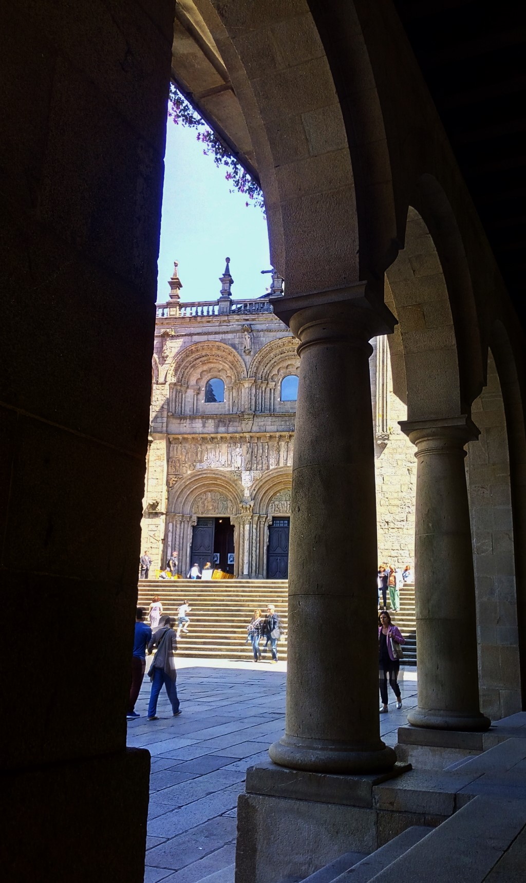 Desde soportal del Museo de la Peregrinaciones, vista del acceso a la catedral 